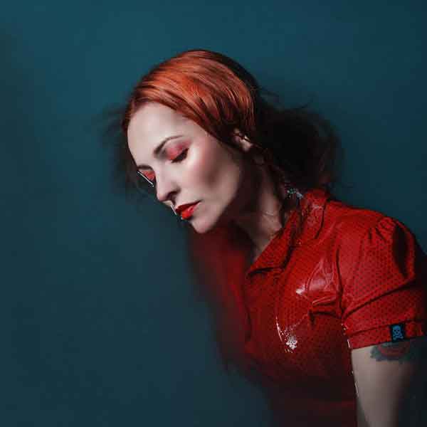 Clara Plath foto promo pulsa para mejor calidad