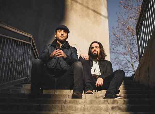El MIsmo delante del Luna Park en Buenos Aires